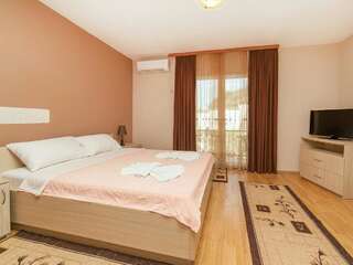 Гостевой дом Hana Accommodation Свети-Стефан Трехместный номер-студио-5