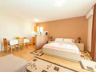 Гостевой дом Hana Accommodation Свети-Стефан Трехместный номер-студио-6