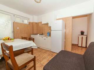 Гостевой дом Hana Accommodation Свети-Стефан Четырехместный номер-студио-2