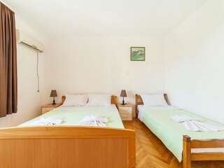 Гостевой дом Hana Accommodation Свети-Стефан Четырехместный номер-студио-4