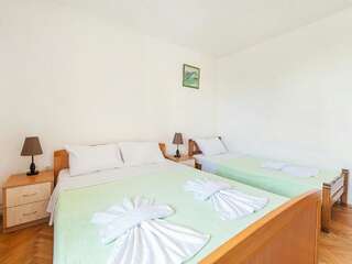 Гостевой дом Hana Accommodation Свети-Стефан Четырехместный номер-студио-6