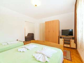 Гостевой дом Hana Accommodation Свети-Стефан Четырехместный номер-студио-7